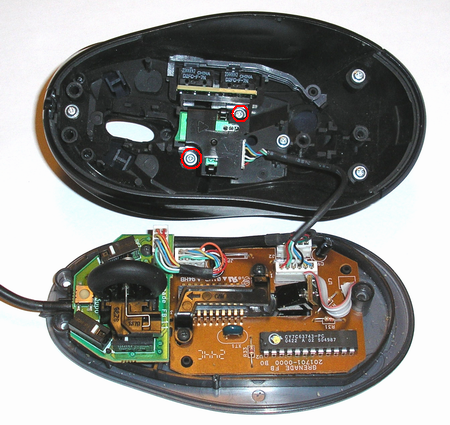 Ouverture de la MX 510 : les vis entourées permettent de séparer les interrupteurs des boutons