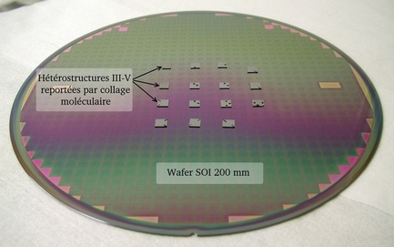 Vignettes de semiconducteur III-V reportées sur un wafer SOI (Silicon on Insulator) de 200 mm dont le silicium sert à fabriquer des guides.